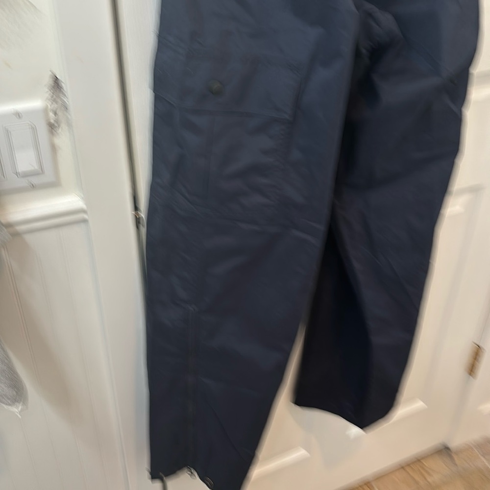 Men’s navy blue snowboard pants.